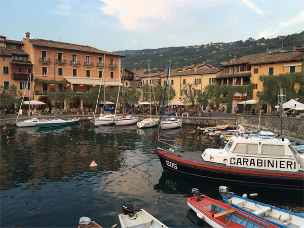 pittoresker Hafen von Torri del Benaco am Gardasee